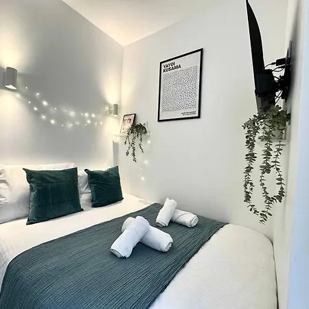 New 411 Charles- Cosy Center Apartment *