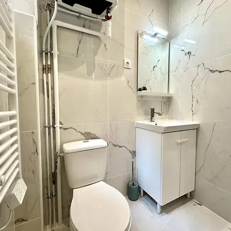 New 411 Charles- Cosy Center Apartment