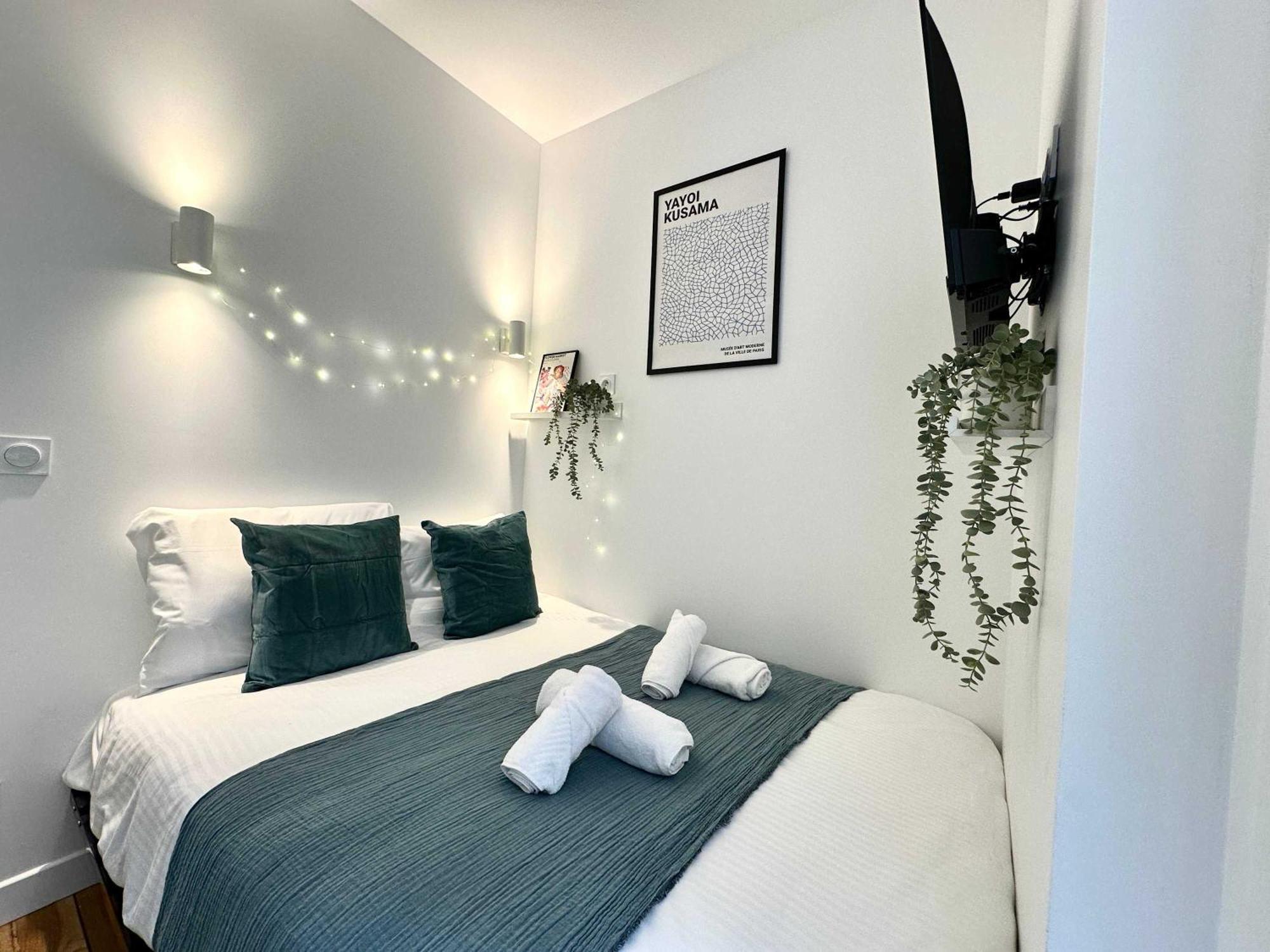 New 411 Charles- Cosy Center Apartment *