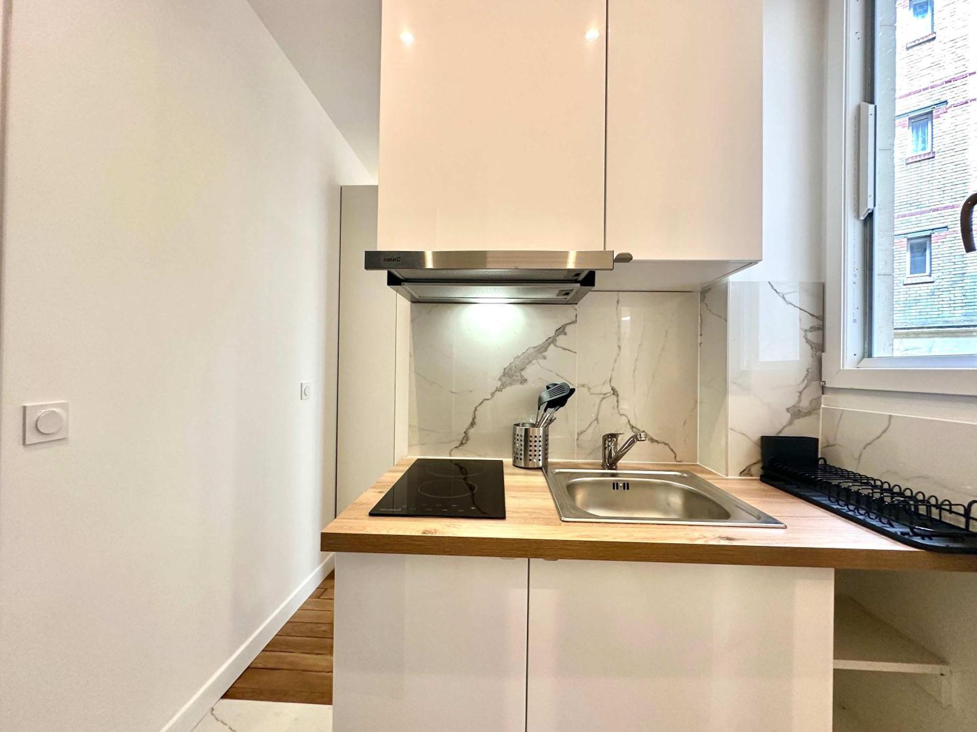 New 411 Charles- Cosy Center Apartment *