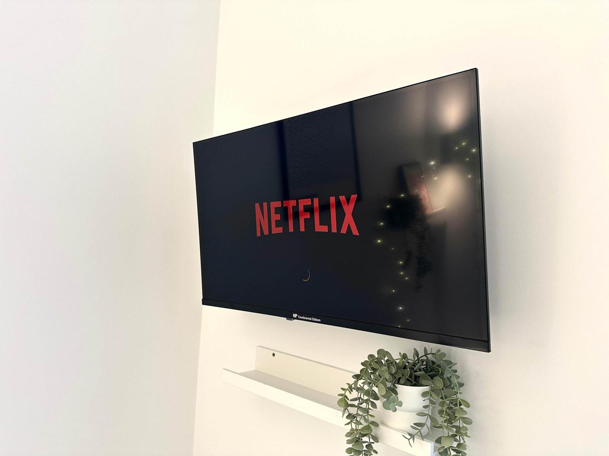 New 411 Charles- Cosy Center Apartment